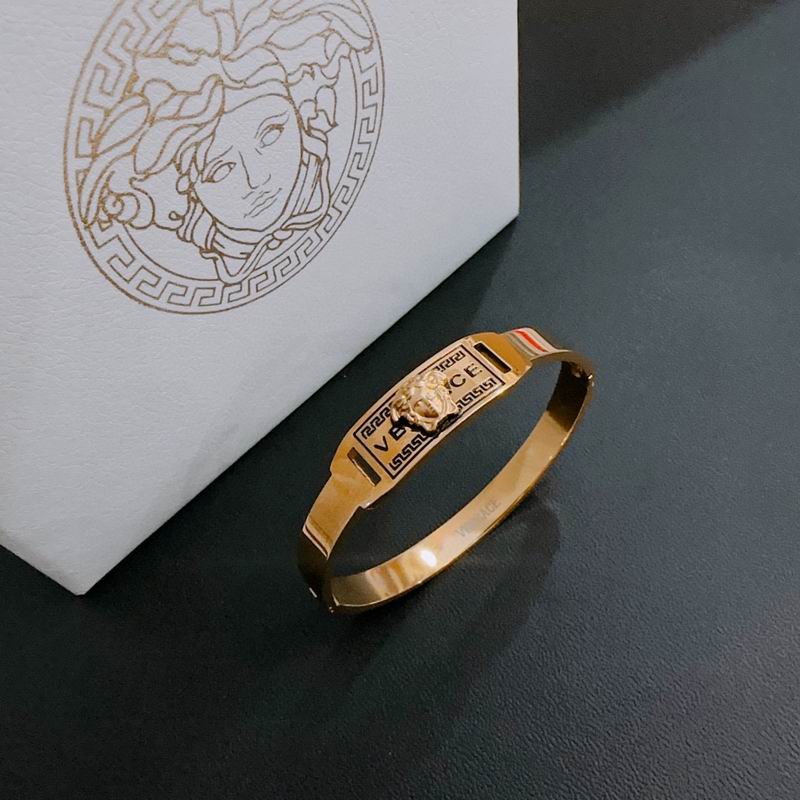 Versace bracelet lyx325